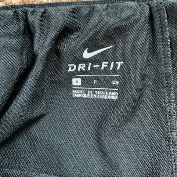 NIKE DRY FIT SHORTS WOMENS SIZE SMALL - Picture 2 of 4